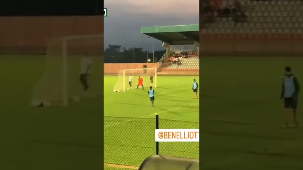 Mince !!! Le magnifique but d'Elliot Njongoué hier à l'entraînement !!! 😳😳😳Epassy a vu le feu 🔥