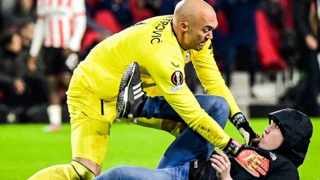 marko dmitrovic vs fan | psv Fan Tries To Attack Sevilla Goalkeeper footage
