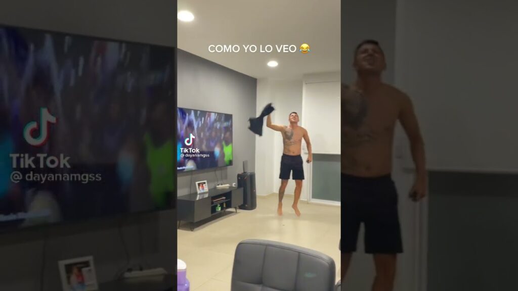 "Piojo" Alvarado saltando y cantando los cánticos de La Sangre Azul