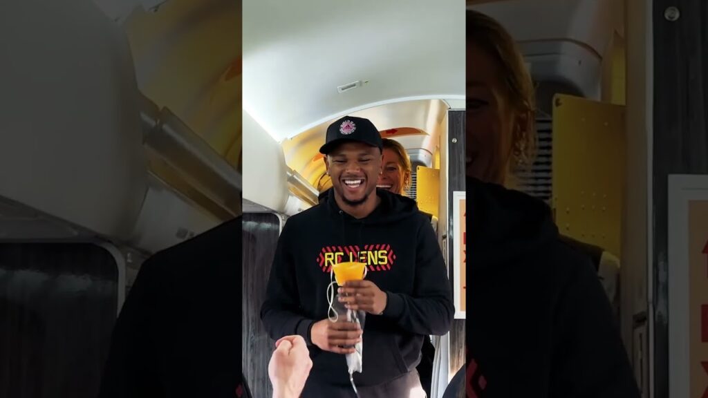 Vous montez dans un avion et Loïs Openda vous explique les règles de sécurité, êtes-vous rassurés ?