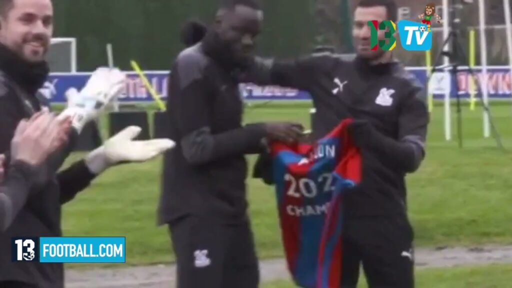 Cheikhou Kouyate is back!  Applaudi chaleureusement par ses coéquipiers de Crystal Palace