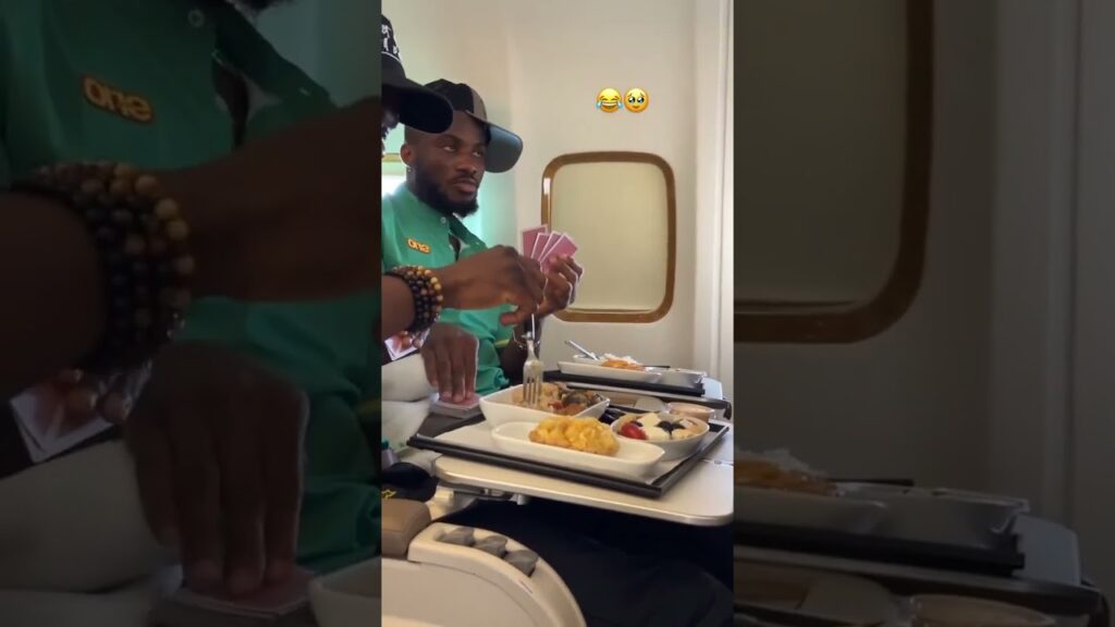 La réaction d’Ignatius Ganago quand il se rend compte qu’il est filmé à son insu par Nouhou Tolo.