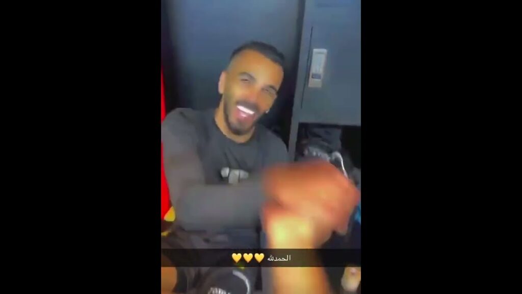 ‏عبدالرحمن العبود يدور على اللاعبين ويبارك لهم الفوز 😂💛