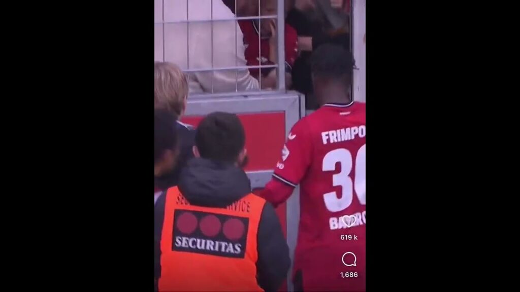 Şutu çocuğa gelen Frimpong maçı bırakıp çocuğun yanına koştu.