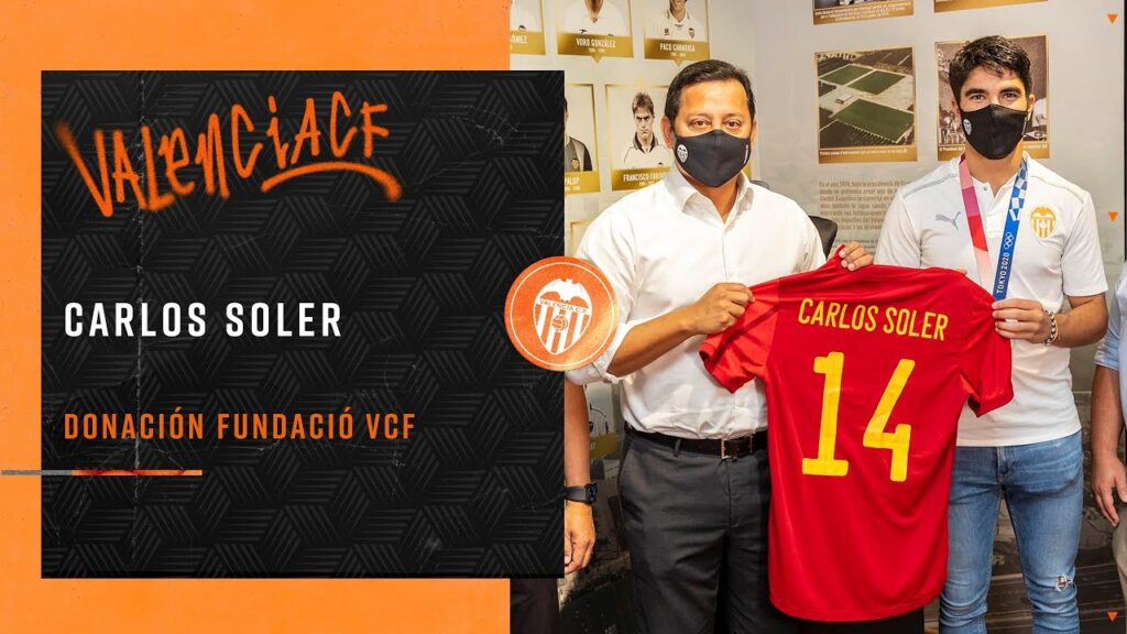 CARLOS SOLER DONA A LA FUNDACIÓ VCF SU CAMISETA Y SUS BOTAS DE LA FINAL DE TOKIO 2020