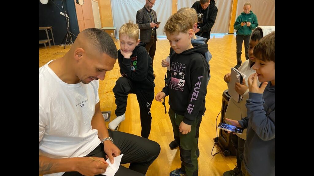 Ruben Gabrielsen inviterte Kjeller-elevene til serieåpning på Åråsen