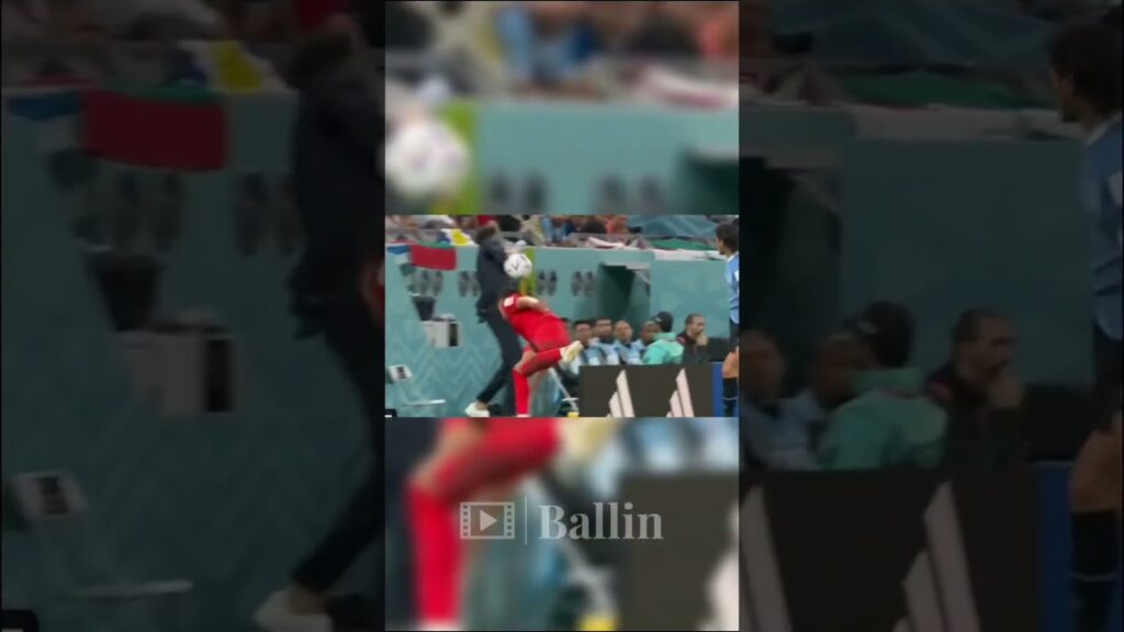 Essa doeu! Momento que o técnico Diego Alonso (Uruguai) leva uma bolada… Essa doeu! Momento que o técnico Diego Alonso (Uruguai) leva uma bolada...