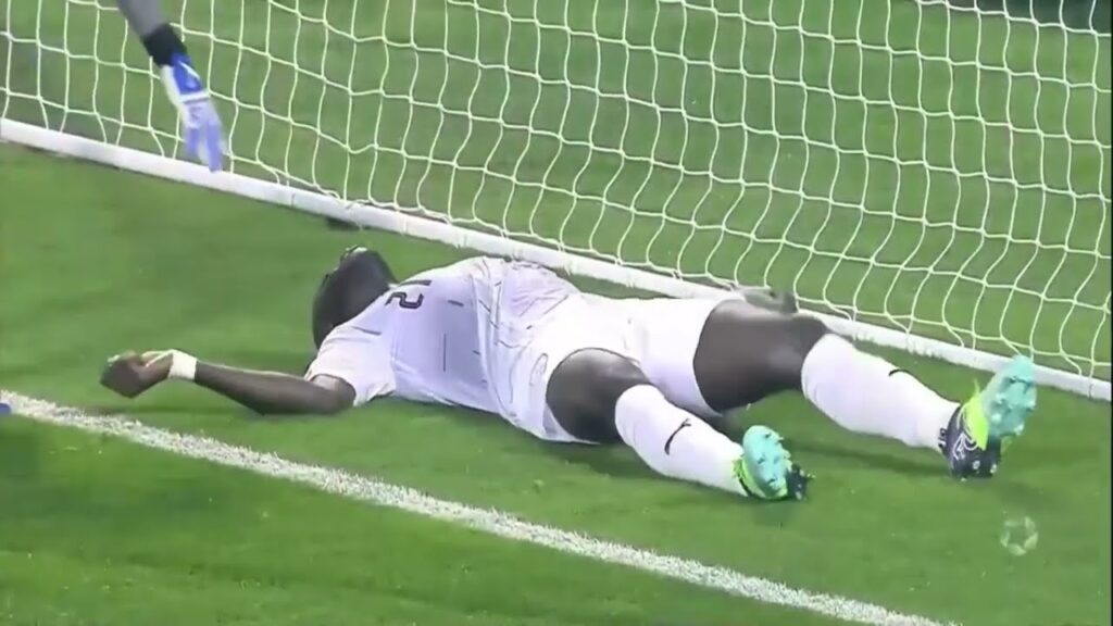 James Rodriguez, sahada kalp krizi geçiren Ousmane Coulibaly'e müdahele ederek hayatını kurtardı.