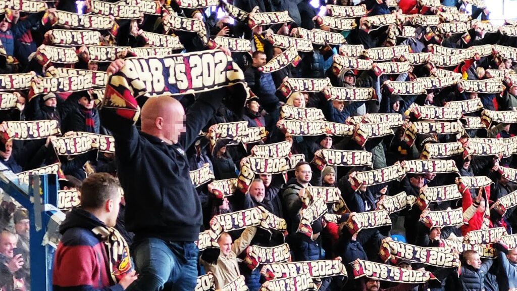 Kamil Grosicki i radość kibiców Pogoni po strzelonej bramce. Lech Poznań - Pogoń Szczecin 02.04.2023