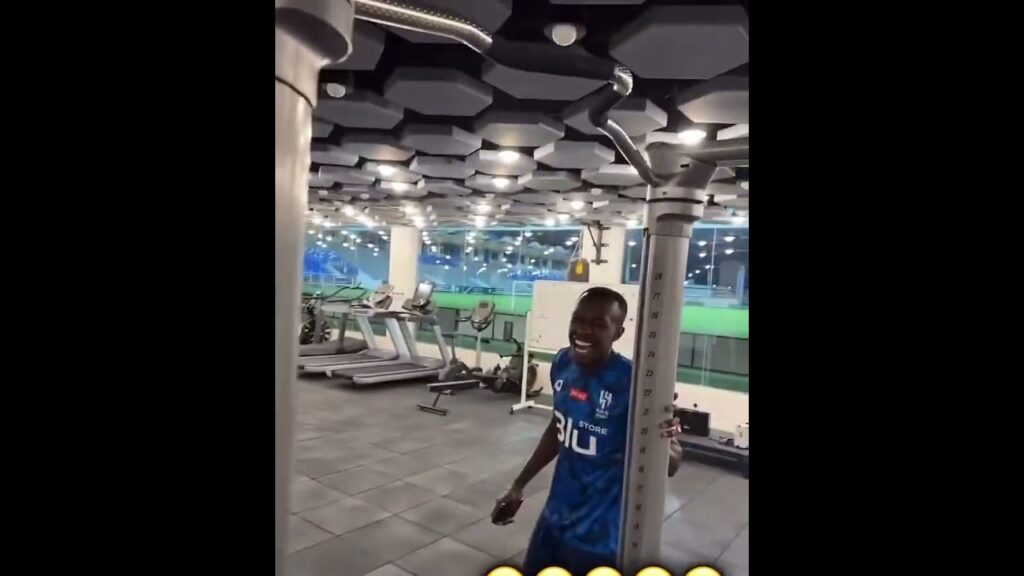 عبدالله المعيوف يمازح سعود عبدالحميد 😂💙#الهلال