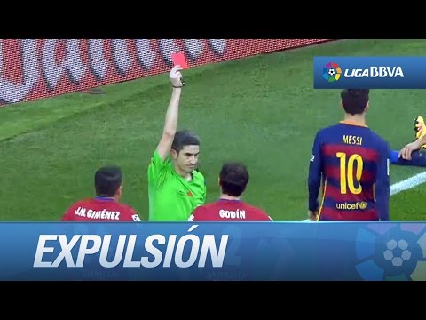 Expulsión de Godín por una dura entrada a Luis Suárez