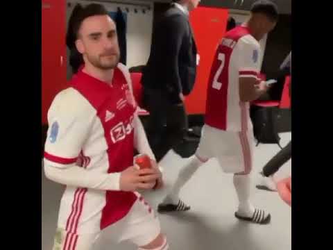Tagliafico, a pleno baile en el vestuario del Ajax