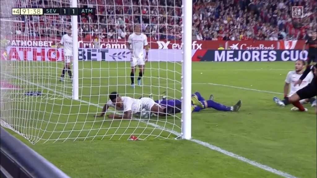 Koundé brütet ein Straußenei auf der Torlinie aus | DAZN