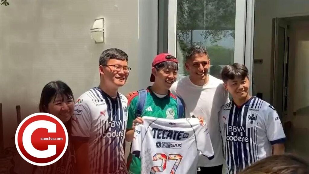 Japoneses con playera de Rayados acuden a práctica en El Barrial Japoneses con playera de Rayados acuden a práctica en El Barrial