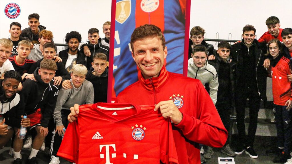 How to deal with pressure? Advice by Müller, Gnabry & Goretzka for the talents of FC Bayern Campus