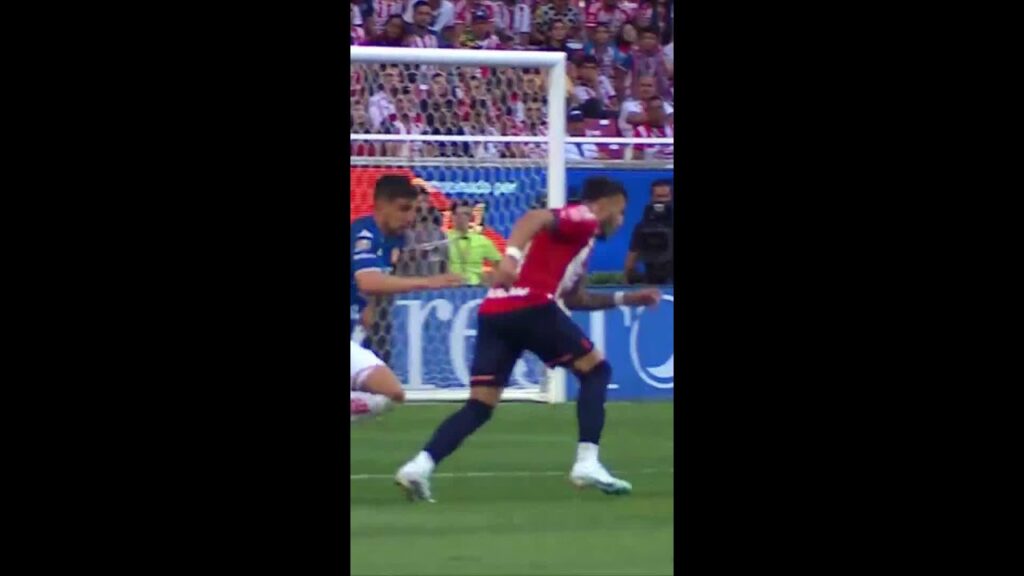 🚨 Mira cómo le pega Alexis Vega, Hugo González se tira a DESVIAR #shorts #ligamx