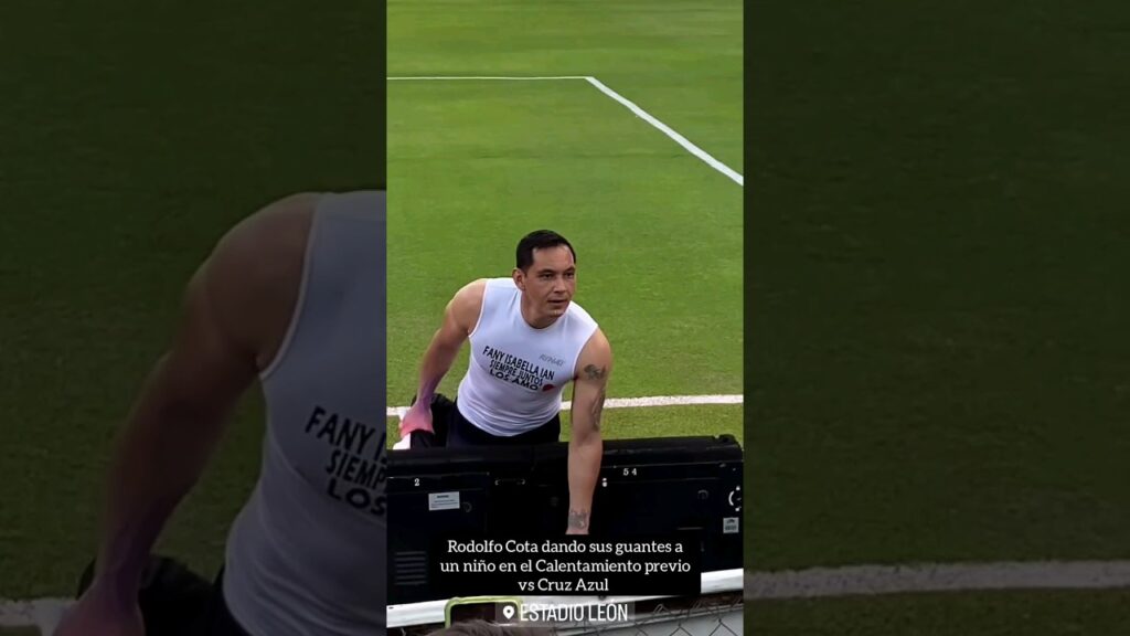 Rodolfo Cota dando sus guantes a un niño en el partido previo vs Cruz Azul #mexico #ligamx #cruzazul