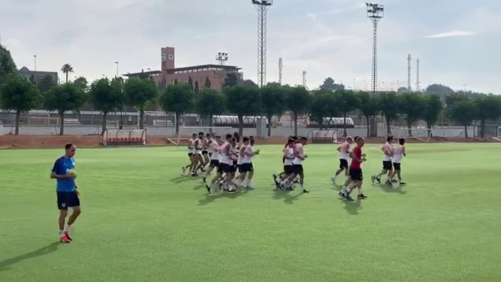 El Valencia CF Entrena sin Fran Villalba ni Uros Racic