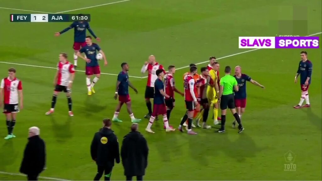 Feyenoord vs Ajax Match Interrupted after an object thrown from the Strands hit Davy Klaassen Head