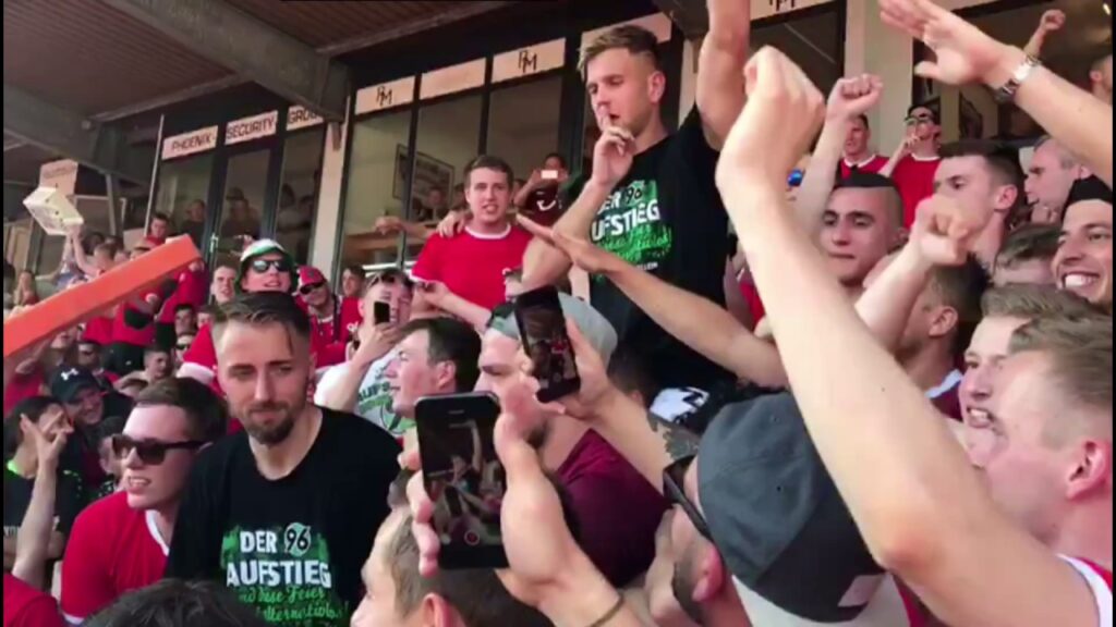 Hannover 96: Aufstiegsparty in Sandhausen mit Füllkrug-Humba im Fanblock