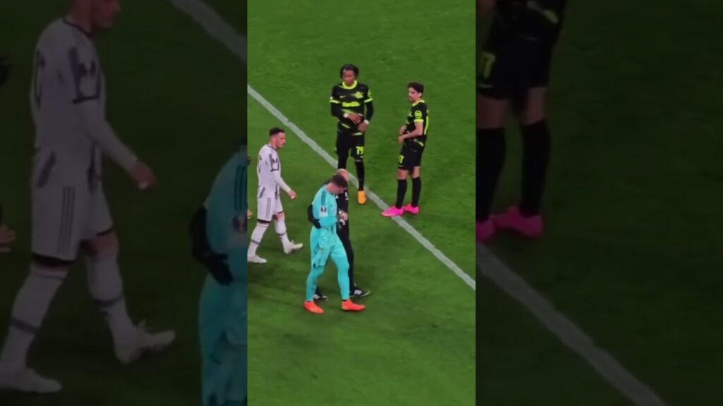 Wojciech Szczęsny was in tears as he was subbed off vs Sporting in the first half for the UEL 2023