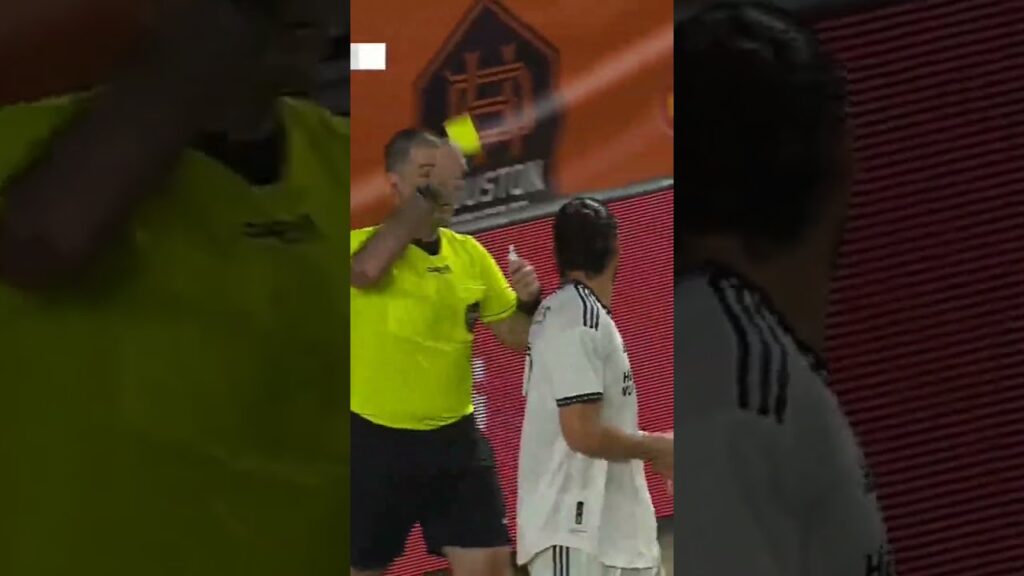 INSÓLITO: Martín Cáceres fue expulsado por presionar al árbitro que analizaba una jugada de VAR.