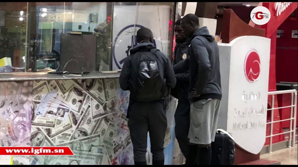 Youssouf Sabaly, Alfred Ndiaye et Alfred Gomis dans un bureau de change à l’aéroport de Khartoum