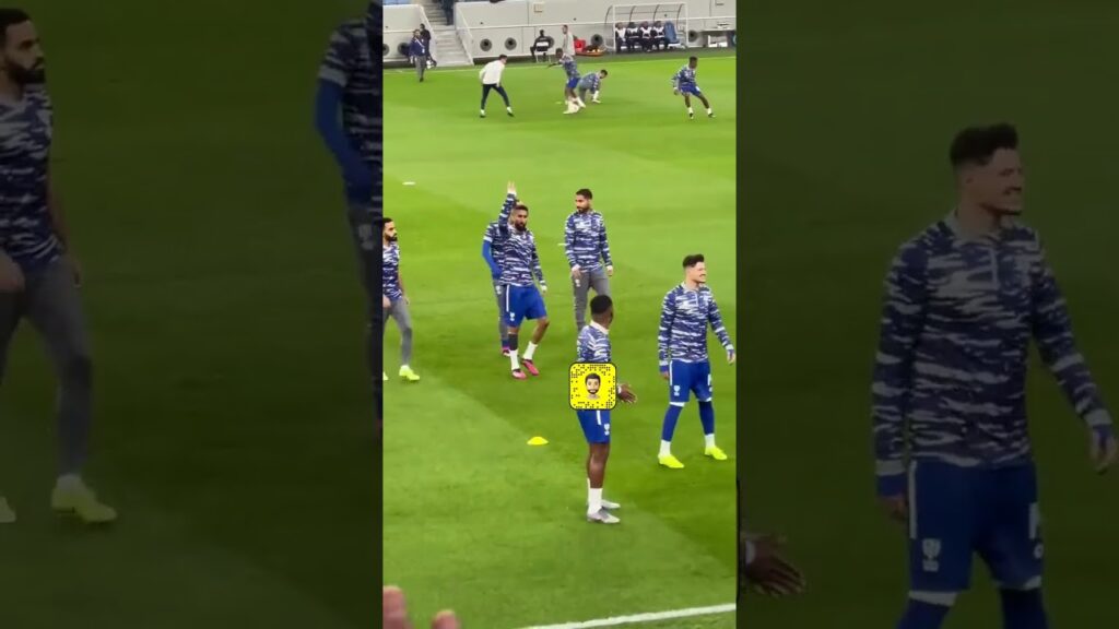 جماهير ‎#الهلال تُحيي اللاعب "سلمان الفرج"