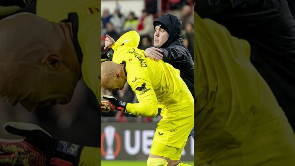 Kiper Sevilla Marko Dmitrovic Mendapatkan Serangan Dari Fans PSV dalam pertandingan Liga Europa Kiper Sevilla Marko Dmitrovic Mendapatkan Serangan Dari Fans PSV dalam pertandingan Liga Europa