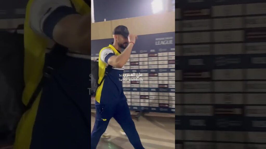 لحظة مغادرة الكابتن نواف العقيدي ملعب اللقاء وباذن الله تعالى الاصابه لا تدعوا للقلق ❤️❤️💛|