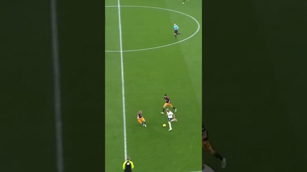 Richarlison nutmeg to Rasmus Kristensen