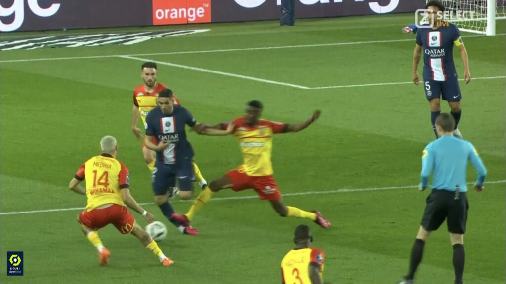 Salis Abdul Samed de RC Lens carte rouge parce que faute attaquer danger avec Achraf Hakimi de PSG