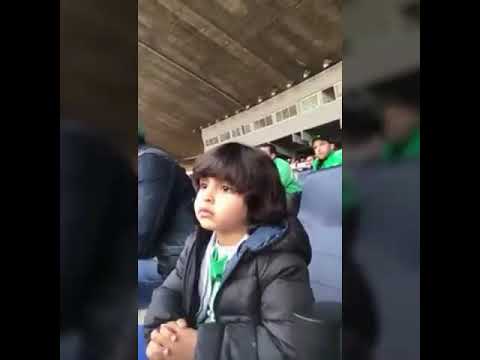 لقطة رائعة لطفل صغير يتفاعل مع هدف بدر بانون في الديربي