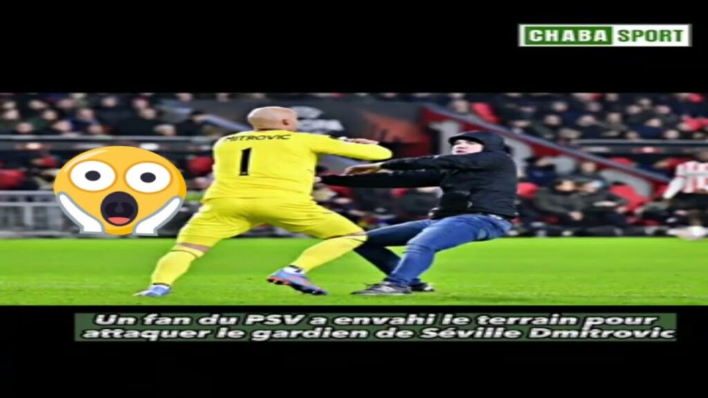 Un fan du PSV a envahi le terrain pour attaquer le gardien de Séville Dmitrovic