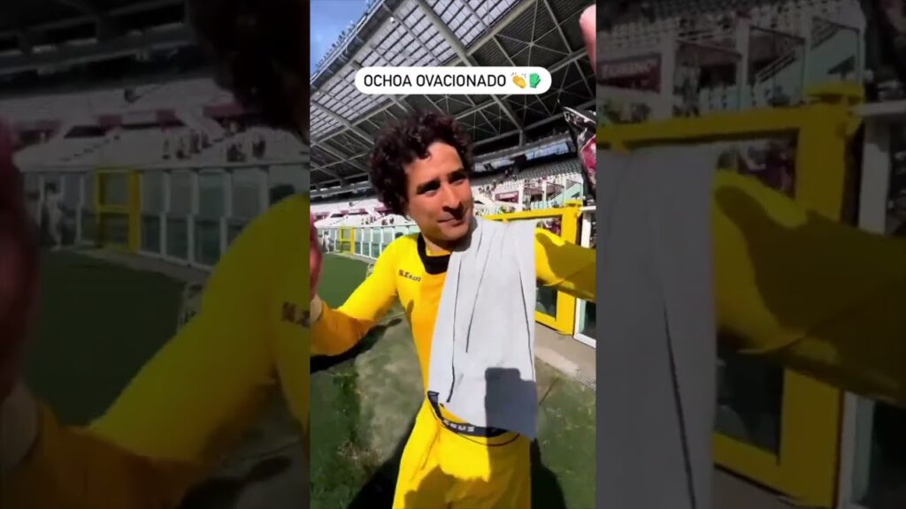 IMPRESIONANTE OVACIÓN A MEMO OCHOA (via ussalernitana1919official) #shorts