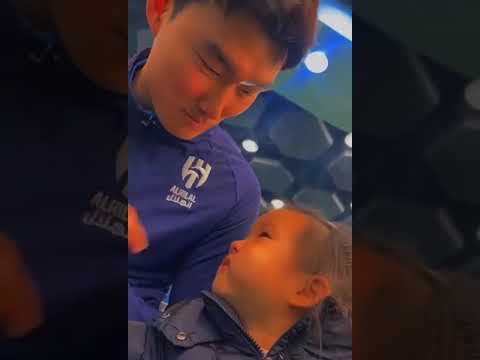 ‏علي البليهي لأبنة جانغ : ‏بابا مجنون 😂💙؟؟