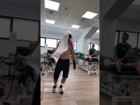 Andrés Guardado, a lo 'Rocky Balboa' en el vestuario del Betis