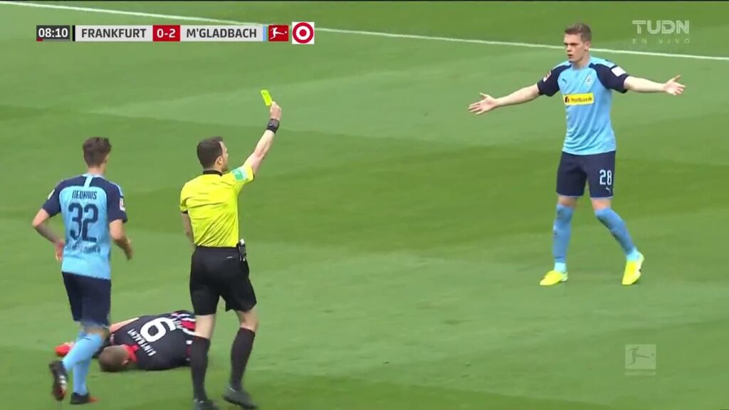 Nico Elvedi foul (Bas Dost draws the foul). Nico Elvedi yellow card.