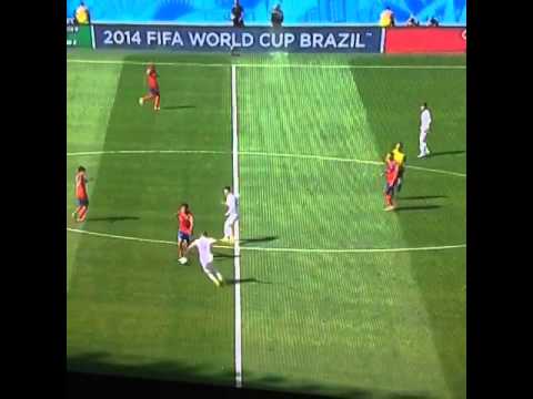 Bryan Ruiz 'dibra' dois jogadores da Inglaterra