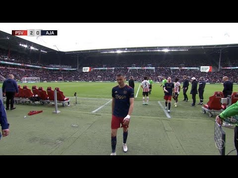 The players are going inside because something got thrown to Steven Berghuis. The players are going inside because something got thrown to Steven Berghuis.