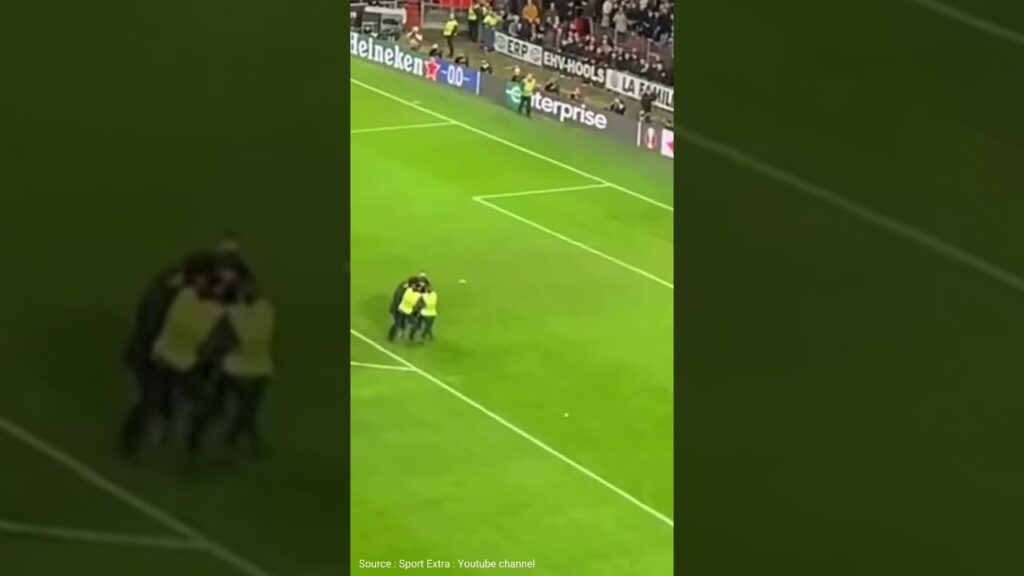 Detik-Detik Fans PSV Tinju Kiper Sevilla Marko Dmitrovic