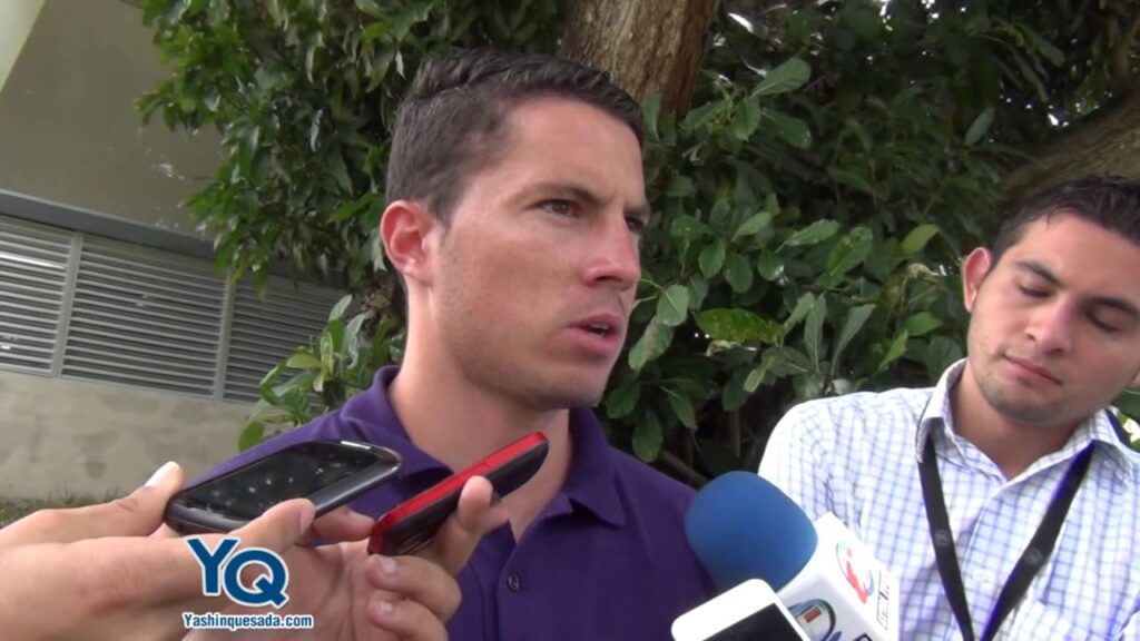 Bryan Oviedo afirma que con Pinto todo está "en paz"