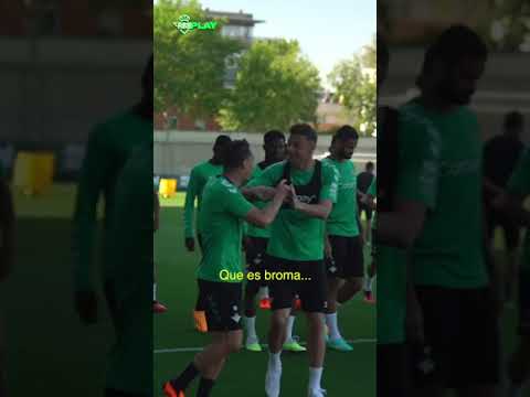 Andrés Guardado le juega una broma de despedida a Joaquín 🤣 | #shorts | (Via: realbetisbalompie)