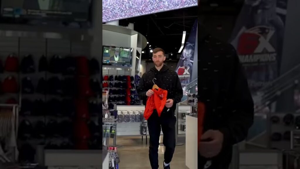 Matt Turner finds his goalkeeper kit on the rack! 👀