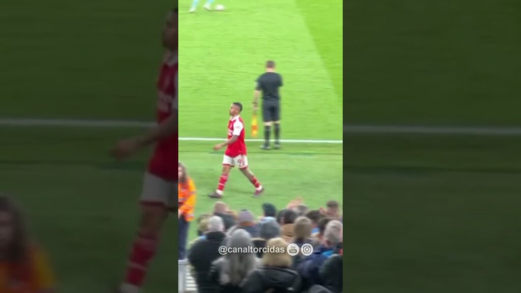 Gabriel Jesus, do Arsenal, foi aplaudido pela torcida do City, seu antigo clube. 26/04