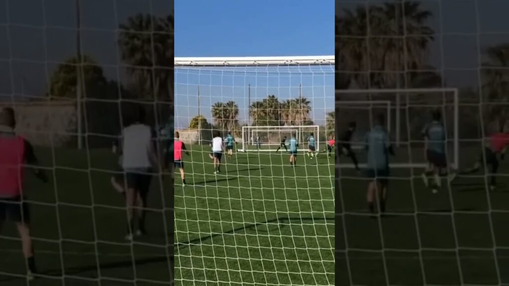 هدف زكرياء أبوخلال خلال التداريب مع فريقه تولوز but de zakaria aboukhlal pendant l'entraînement