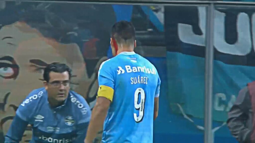 LUIS SUÁREZ SAI DE CAMPO SANGRANDO APÓS LEVAR PANCADA NA CABEÇA | 27/04/2023.