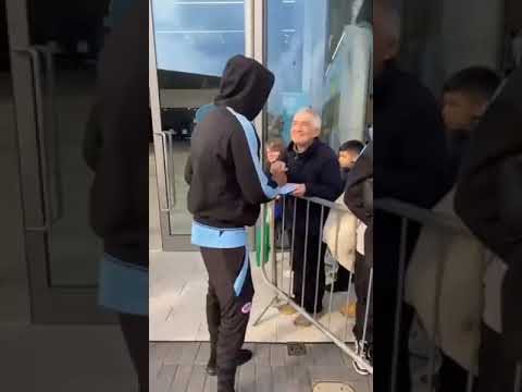 Regardez le doublé de Habib Diallo. Naby Sarr et  Mamadou Loum Ndiaye signent des autographes