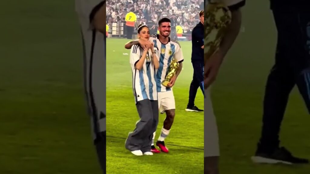 El bailecito de Rodrigo De Paul y Tini 😍🤍💙