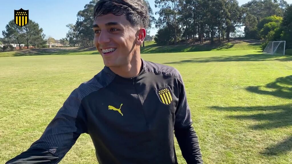 Facundo Torres reacciona a sus dos goles en la práctica ante Juventud